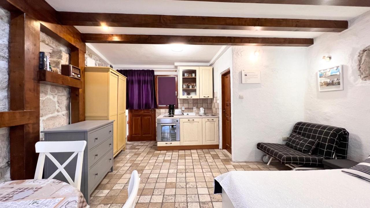 Guesthouse F Split Bagian luar foto