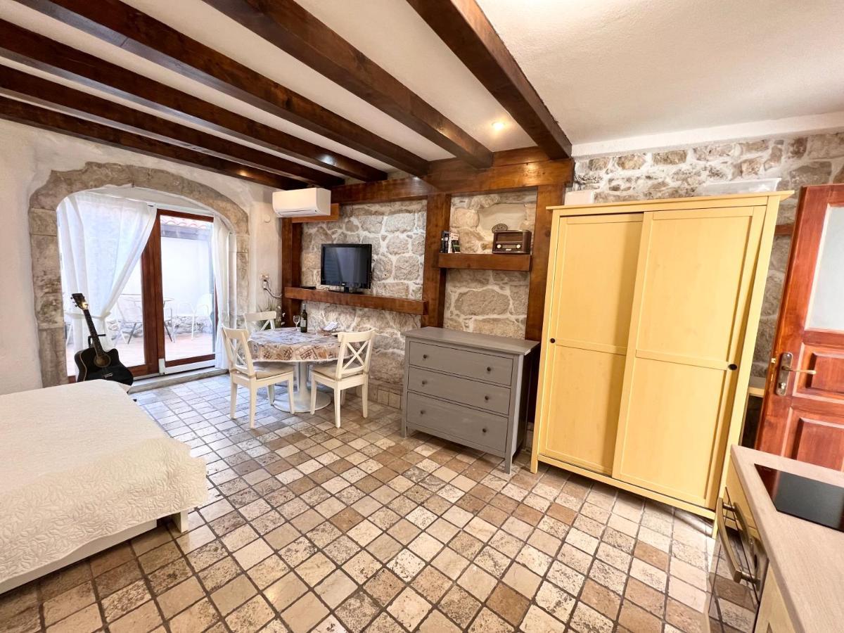 Guesthouse F Split Bagian luar foto
