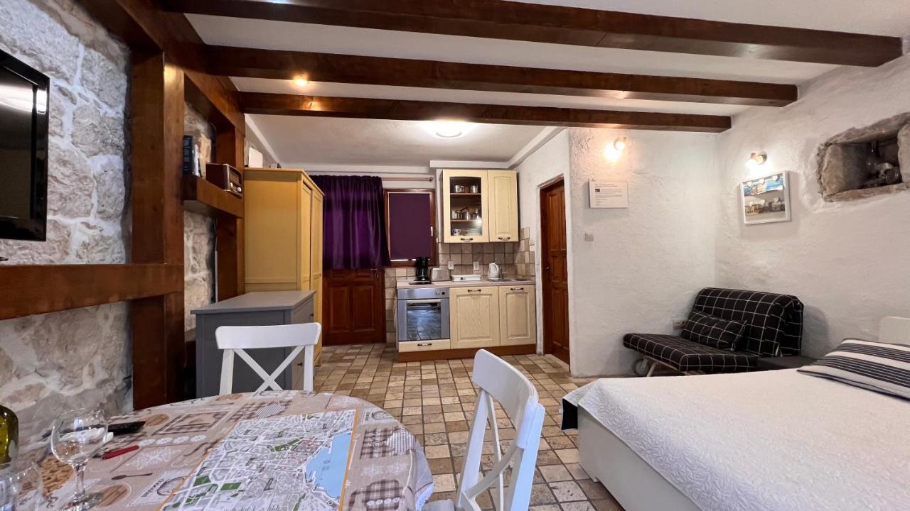 Guesthouse F Split Bagian luar foto