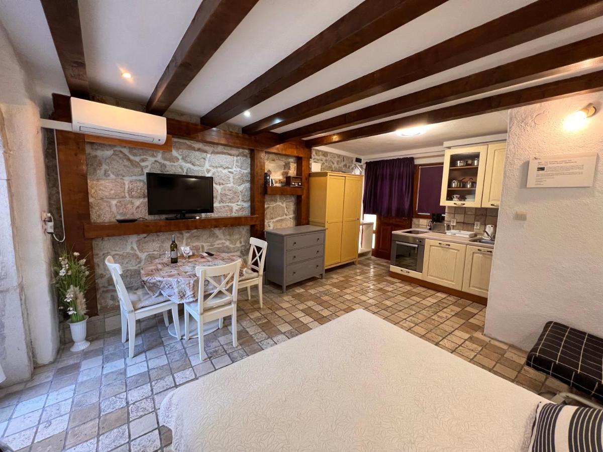 Guesthouse F Split Bagian luar foto