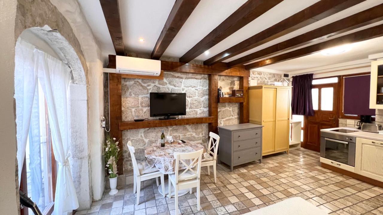 Guesthouse F Split Bagian luar foto