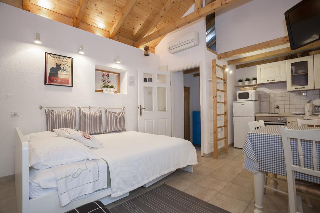 Guesthouse F Split Bagian luar foto